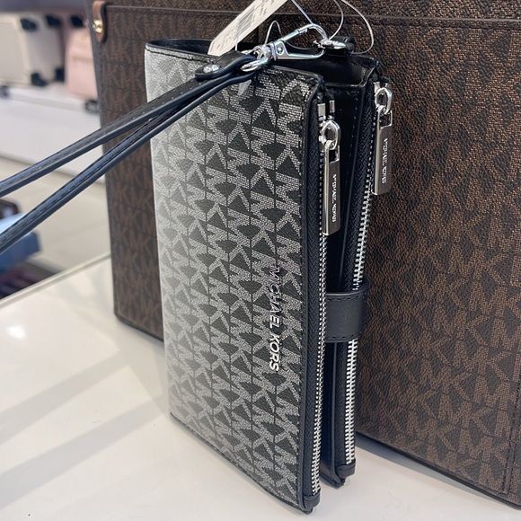 MICHAEL KORS
Jet Set Large Logo Signature Double-Zip Wristlet-Wallet-Phone Case - Picture 5 of 16